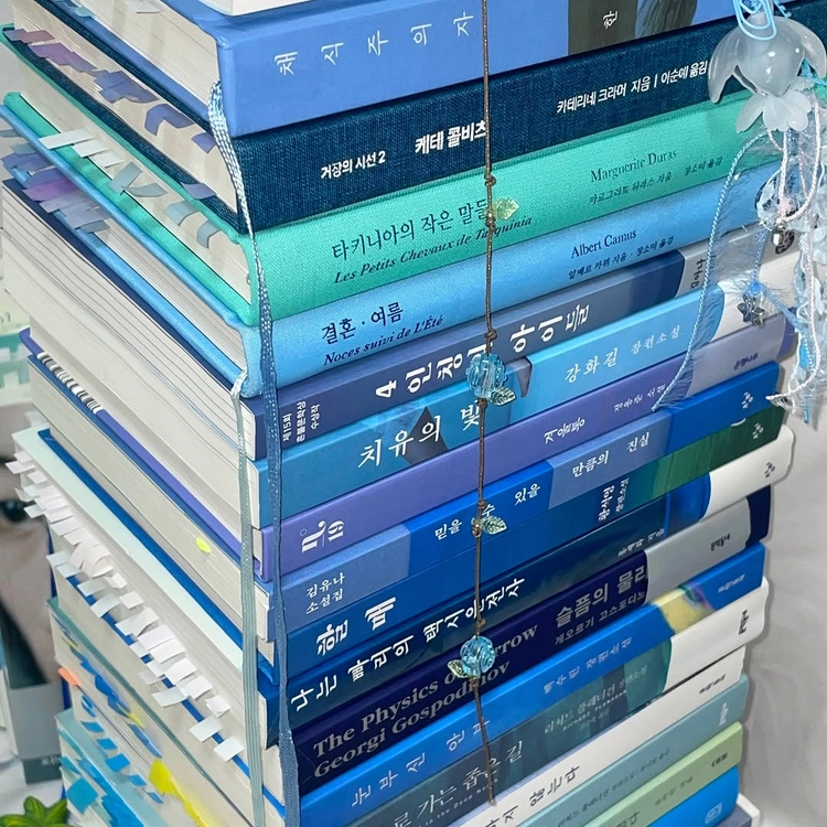 🌊파랑은 원래 소리가 없는데 
왜 이렇게 선율처럼 들릴까 

-
한국어에서의 파랑은 청(靑)과 연결되는데요. 

청춘(靑春), 청명(靑明), 청아(靑雅) — 모두 파랑을 품은 단어들입니다.

 젊음, 맑음, 우아함.
한국 문화에서 파랑은 단순한 색이 아니라 정신의 결을 나타내곤 하는데요.

오늘 준비한 ’파랑‘은 선율의 파랑입니다. 🫧

#청춘 #blue #바다 #여름 

0도의 선율이라는 말을 들어보셨나요? 아니, 대체 0도의 선율이 뭔데 — 싶으실 수 있어요. 😅

💙
《조용히 계속하는 사람》이란 책을 읽으면서, 저는 그 말을 처음으로 이해했습니다. 

조용히 계속하는 법을 말하는 책을 읽고, 삶의 리듬과 태도가 모여 하나의 운율이 만들어지는구나. 그 운율은 계속하려는 태도에 의해 만들어지는구나 — 싶었어요.

🤍
바다는 어제도 오늘도 같은 자리에서 같은 깊이로 존재하고 🌊

하늘은 누가 올려다보지 않아도 자신의 색을 유지합니다. 

파랑은 서두르지 않습니다. 증명하려 하지 않습니다. 그저 — 계속됩니다.
네, 파랑과 선율은 이렇게 연결됩니다. 

🩵
그래서 파랑을 0도의 선율이라고 생각했어요.

빠르게 살아남는 법이 아니라 조용히 계속하는 법 — 

그게 결국 가장 단단한 선율이 된다는 걸, 이 책이 조용히 알려줍니다.

(필름출판사는 저번 도서부터 ”꾸준함“의 힘을 참 잘 담아내는 것 같아요 📚)

잘하지 않아도 멈추지 않겠다는 다짐, 오늘도 한 음표만큼은 나아가겠다는 작고 단단한 결심. 

그것들이 모여 한 사람의 선율이 된다는 것을요. 🎼

파랑이 선율처럼 들리는 건, 어쩌면 우리 각자가 이미 그 선율을 품고 있기 때문이 아닐까요. 

누군가 들어주지 않아도, 아무도 알아채지 못해도 — 계속되고 있는 나만의 0도의 선율. 🎹

이 책이 그 선율을 다시 듣게 해주는 첫 음표가 되어줄 것 같아서
소개해봅니다.

@feelmbook 제공받은 책입니다.