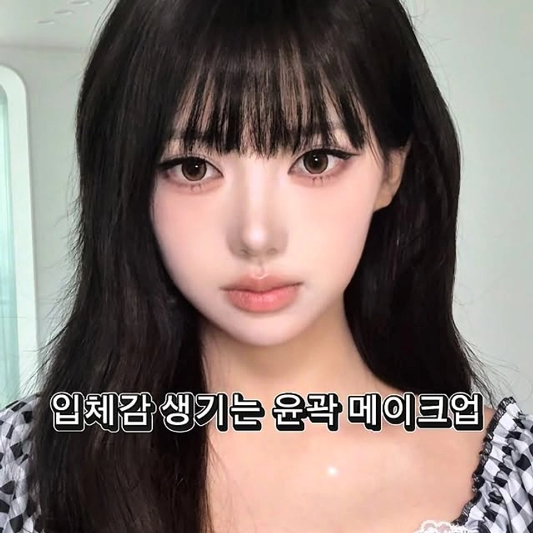 [광고] #페리페라광고
많이 궁금해하셨던 윤곽 메이크업법 가져왔어요!!✨🤥

페리페라에서 더 섬세해진 그림자 컬러의 고능한 리얼 코조각템
브이쉐딩이 리뉴얼 되어 출시되었어요⭐️

착붙 비율 그대로 더 섬세해진 그림자 컬러에

미세한 오일 흡착 파우더가 코벽과 턱선의 유분을 잡아 완벽하게 윤곽을 만들 수 있어요!🛁

1호 뉴트럴 브라운: 논란기,붉은기 없이 뉴트럴한 음영감을 연출해 주는 웜톤 저격
뉴트럴 브라운 컬러🤎

2호 소프트 애쉬: 노란 기와 붉은 기를 싹 걷어 낸 밝은 쿨톤을 위한 소프트 애쉬🩶

3호 그레이쉬 쿨: 텁텁하지 않은 그레이쉬한 음영감을 연출해주는 웜쿨 평등 그레이쉬쿨🐨

6월 한정 기획세트로 조각 음영 연출 가능한 브러쉬 2종 증정 기획으로 만나 볼 수 있습니다💖

무드 라이크 하이라이터의 경우 올테이크 무드 라이크 단독 출시 요청을 반영한
하이라이터 부분 싱글 출시인데요
트렌디한 영롱광 제형과 더불어 타정이 너무나도 예쁘답니다 ☺

1호 쉘 글레이즈: 내추럴 광채를 연출하는 맑은 샴페인 광 컬러

2호 핑크 베일: 진주처럼 화사하게 빛자는 투명한 퓨어 핑크광 컬러

3호 핑크 프리즘: 반전 컬러 속 영롱한 존재감을 연출하는 핑크빔 컬러

무드 라이크 하이라이터 제품 또한 6월 한정 기획세트로 코진주 브러쉬를 증정하는데

해당 브러쉬를 사용하여 코를 연출하면 더더울 진주알 광채를 연출 할 수 있었어요

두 제품 모두 이번 6월에만 만날 수 있는 기획세트 구성입니다!!
다들 놓치지 마셔요 ✨

(5/31~6/6)
브이 쉐딩 디테일 15,000 → 11,280
무드 라이크 하이라이터 14,000 → 10,200
@peripera_official #페리페라 #브이쉐딩디테일 #무드라이크하이라이터 #올영세일
