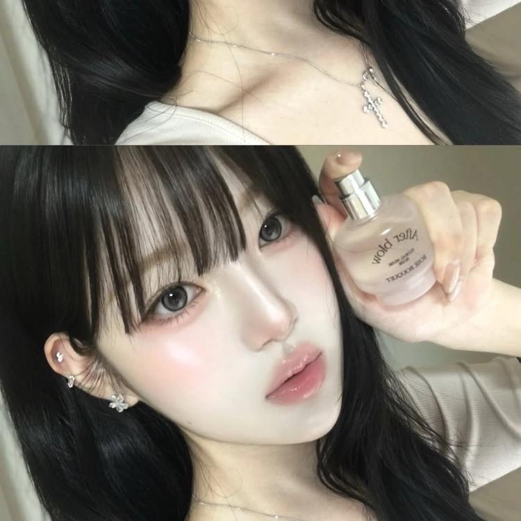 애프터 블로우 로즈 부케 🌷
스위트한 과일향이 로즈 향이랑 은은하게 어우러져서
뿌릴수록 분위기 있어지는 향수 🤍
부드럽게 남는 머스크 잔향까지 너무 취향이에요

감각적인 패키지 덕분에 선물용으로도 추천 🎀
여름에 가볍게 뿌리기 좋은 플로럴 향 찾는 분들한테 딱 !

6월 6일까지! 딱 일주일 동안만!
애프터 블로우 전제품 최대 29% 할인 중이라구 해요 🫶🏻
로즈 부케 기획세트는 하트 스크런치 증정까지 있어서 더 추천 ✨

💟6월 올영세일 X 향기 맛집 애프터 블로우 전품목 최대 29% 할인💟 
🌷오 드 퍼퓸 : 24% OFF (42,000원 > 31,830원)
🌷솔리드 퍼퓸 : 29% OFF (36,000원 > 25,560원)
🌷퍼퓸 핸드 크림 : 29% OFF (21,000원 > 14,760원)

#광고 #애프터블로우 #로즈부케 #올영세일 #여름향수

@afterblow_official