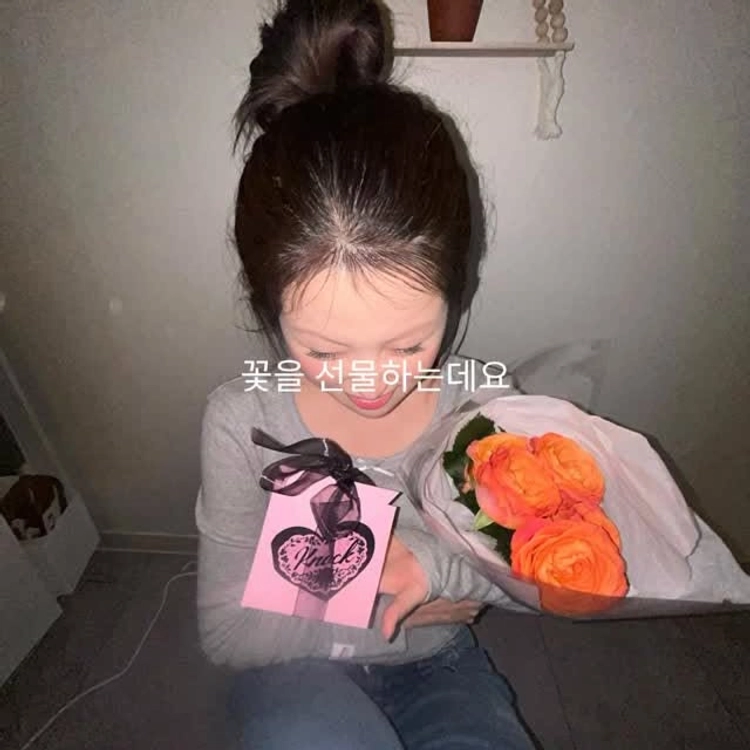 한 달에 한번 여자친구에게 꽃 선물하는 남자

5월 꽃, 장미
연애초부터 솔이가 가장 좋아하는 꽃은 장미라고 했는데 문득 왜인지 궁금하더라구요.
예뻐서, 향이 좋아서 라고해서 예쁜 패키지에 장미향이 나는
노크 퍼퓸 오일 로지도 같이 선물했어요

아무래도 생화는 시들기 마련이니까요..ㅎㅎ
알코올이 들어가지 않아 머리 아픈 향이 아니고
은은한 생화 장미향이라 좋아요

+솔이가 감다살 패키지라고 엄청 칭찬하더라구요
의미있는 선물 찾으신다면
카카오톡 선물하기에서 노크를 만나보세요! 

#광고 #로지데이 #노크퍼퓸오일 #퍼퓸오일로지 #카카오톡선물하기