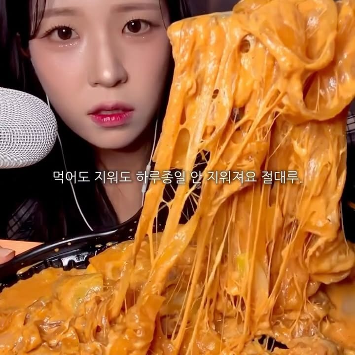 #광고 아무리 먹어도 입술만은 말짱한 꿀팁•••

@lilybyred_official 
릴리바이레드 쥬시라이어워터틴트 🧃
이번 올영세일에 리뉴얼되어 돌아왔어요! 

탱글한 생과즙 컬러가 입술에 착 붙어서
먹방 중에도 선명하게 유지되는 틴트에요,,🍎💚

맑고 생기 있는 컬러부터
워터틴트에서 보기 힘든 멀멀한 컬러감까지 취향저격🥹

복숭아 과즙을 닮은 🍑 1호 복숭아 하이볼인 척
청량 시원한 클리어레드 🍒 2호 체리크러쉬인 척

두 컬러는 올영 기획세트로
톤체인저 생크림디핑도 같이 받을 수 있어서
뽀용 밀키립 연출도 가능✨

⭐️ 6월 올영세일 (5/31 ~ 6/6)
릴리바이레드 쥬시 라이어 워터 틴트
13,000원 → 8,930원 (31% 할인)

#릴리바이레드 #쥬시라이어워터틴트 #올영세일 #복붙틴트