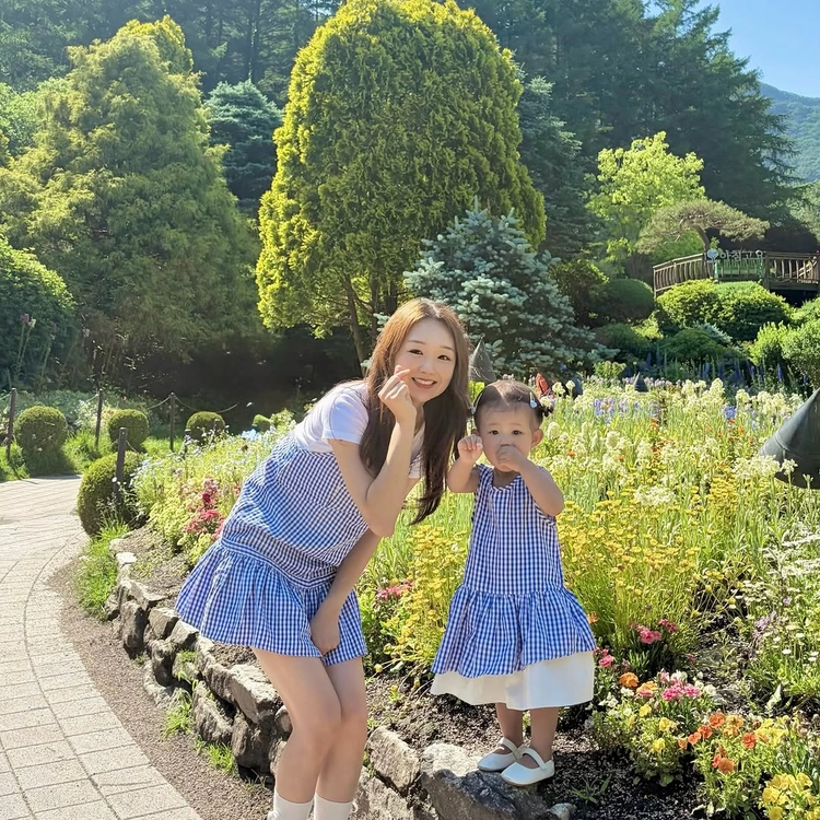 #광고 @musinsa_kids 

첫번째 사진 로아도 하트 한거에요🫰🏻

로아랑 두번째 커플룩은 @cocomoco_kids 🩵🩵
푸릇푸릇한 여름이랑 너무 찰떡이죠 ☀︎

사실 블라우스인데 저희는 원피스처럼 입어봤어요
저는 짧은 것 같아서 바지 입었는데 안보여서 원피스가 돼버린😂

우리 딸랑구랑 커플룩 입고 놀러가요～♪♪

💌 @cocomoco_kids 
👶🏻 로아 87cm 11kg

•피크닉 체커 캉캉 블라우스_블루 110 size
•피크닉 체커 플레어 블라우스_블루 Free size

#엄마랑딸#엄마랑아기#맘커플룩#커플룩